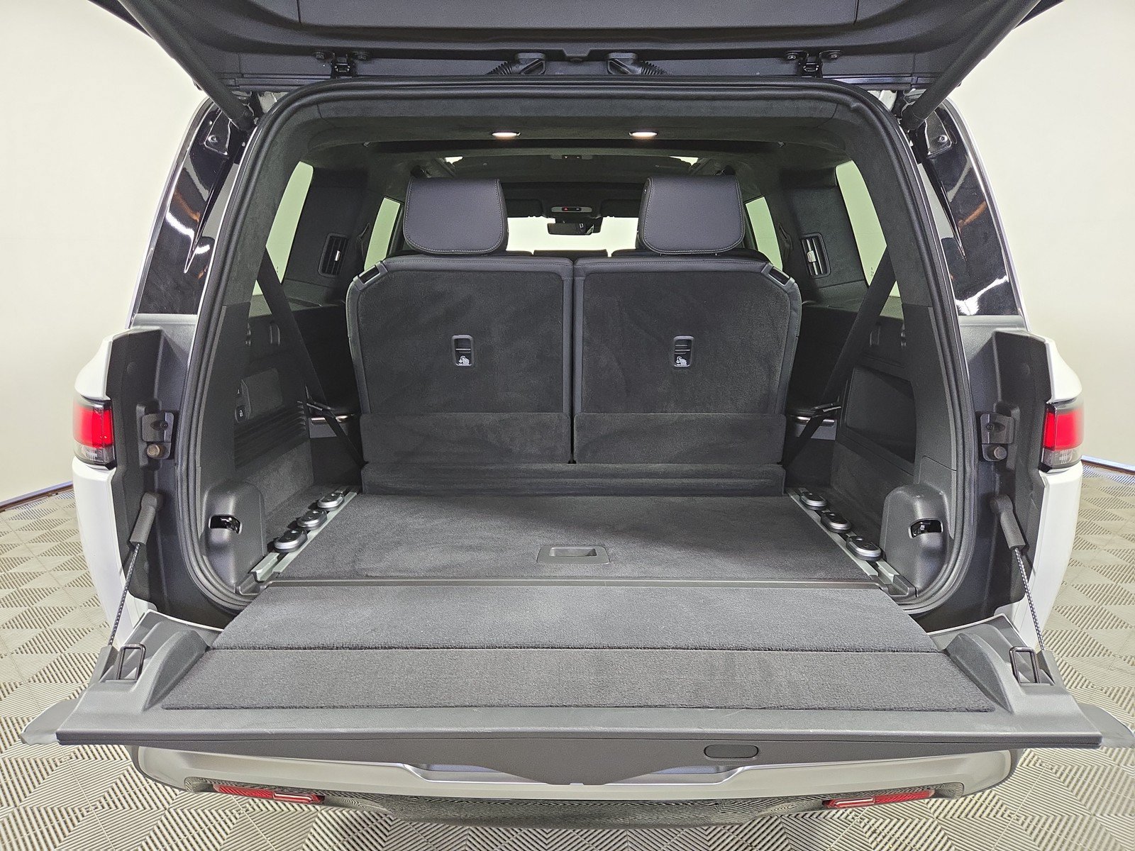 Used 2025 Rivian R1S Adventure AWD/4WD image 15