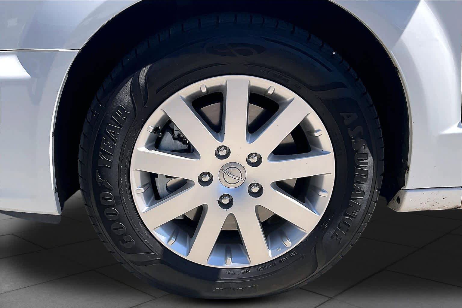 Used 2016 Chrysler Town & Country Touring FWD image 11