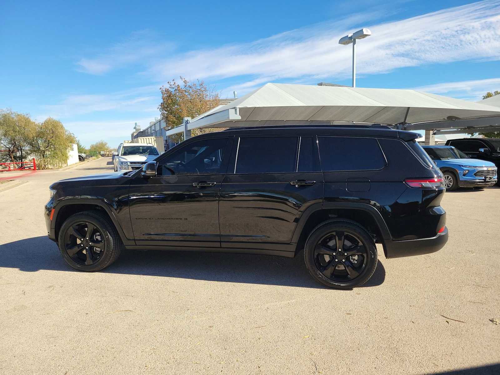 Used 2025 Jeep Grand Cherokee L Laredo image 3