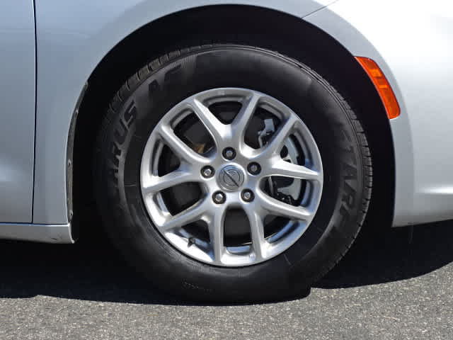 Used 2023 Chrysler Pacifica Touring-L FWD image 8