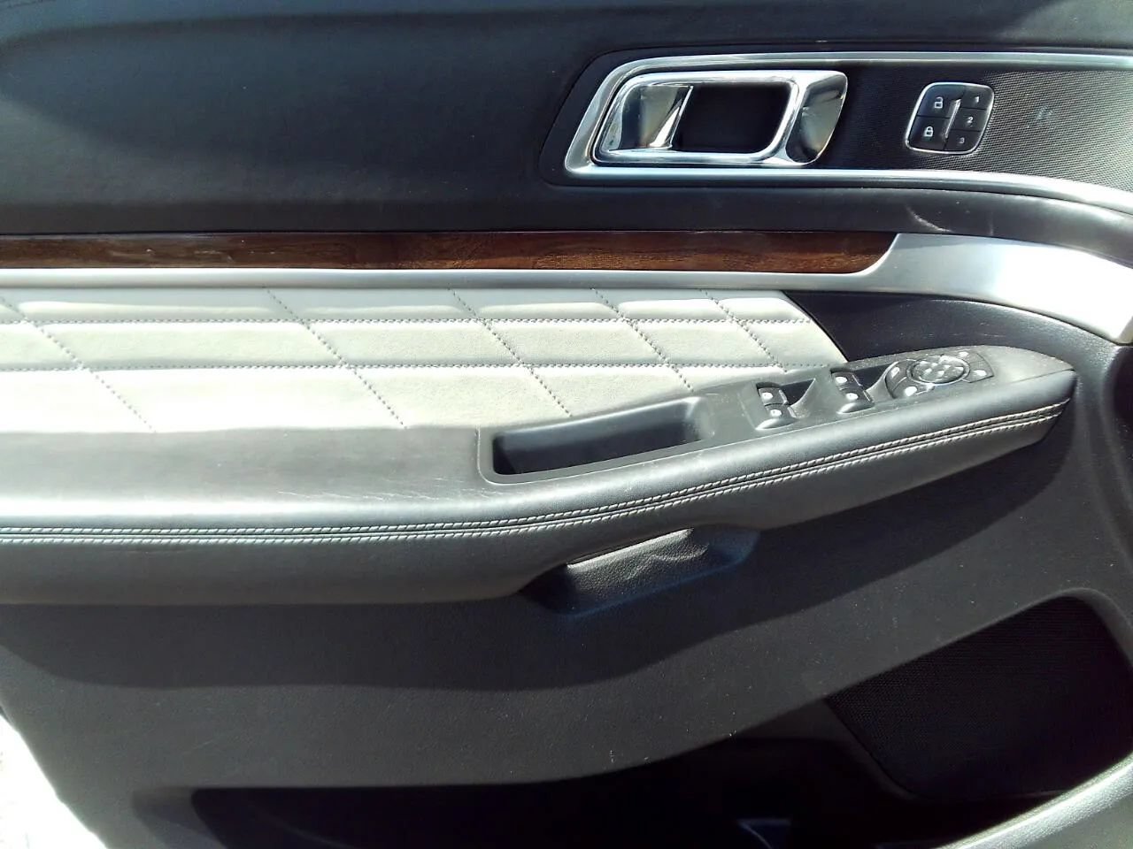 Used 2016 Ford Explorer Platinum AWD/4WD image 11