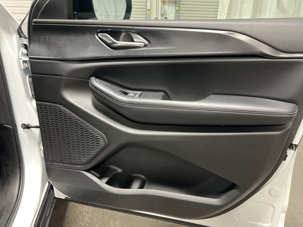 Used 2025 Jeep Grand Cherokee Altitude image 11