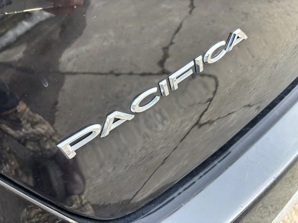 Used 2024 Chrysler Pacifica Touring-L image 9