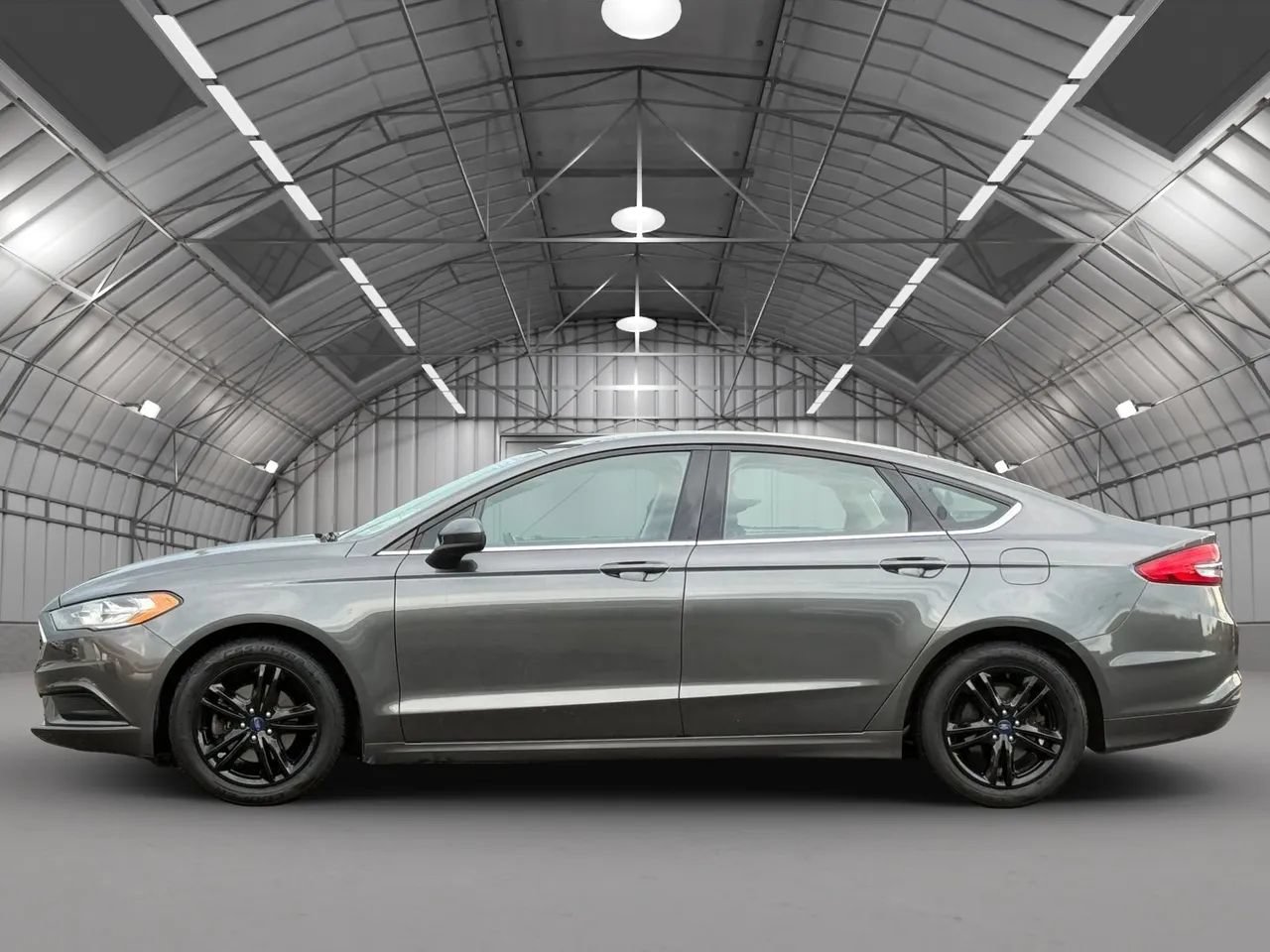 Used 2018 Ford Fusion SE w/ Fusion SE Technology Package FWD image 4