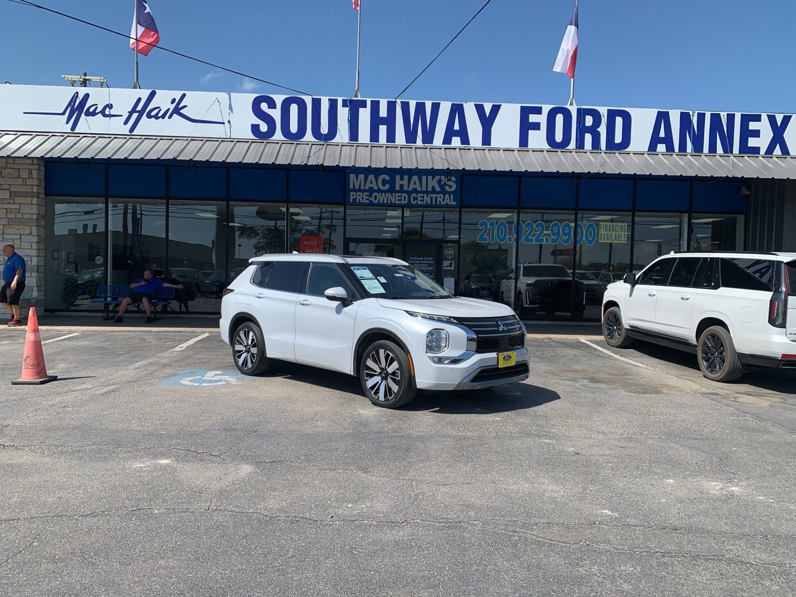 Used 2025 Mitsubishi Outlander SEL FWD image 2