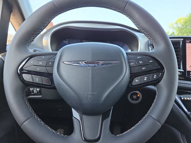 Used 2025 Chrysler Pacifica Limited FWD image 17