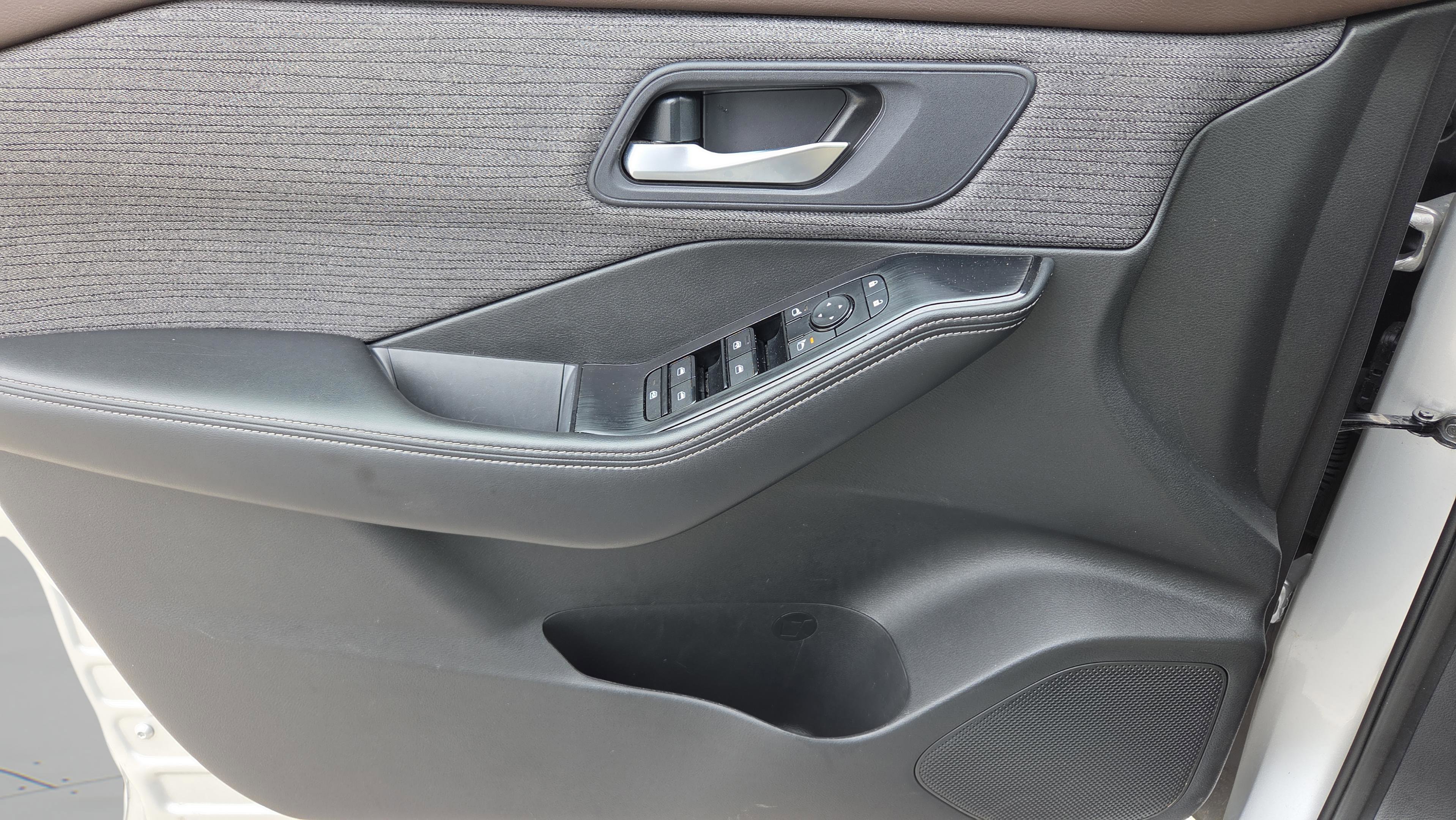 Used 2023 Nissan Rogue SV image 16