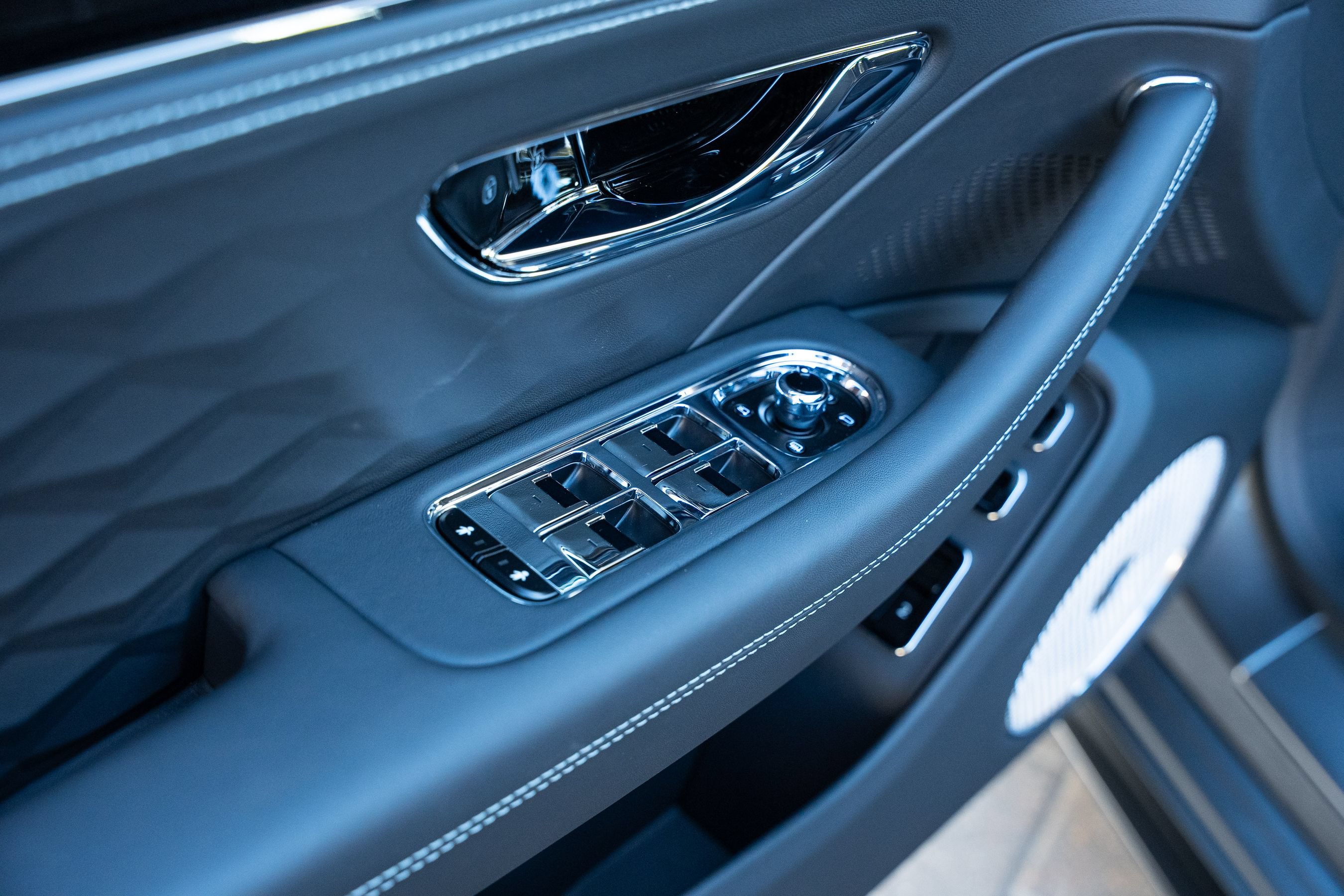 Certified 2025 Bentley Flying Spur Plug-In Hybrid AWD/4WD image 16