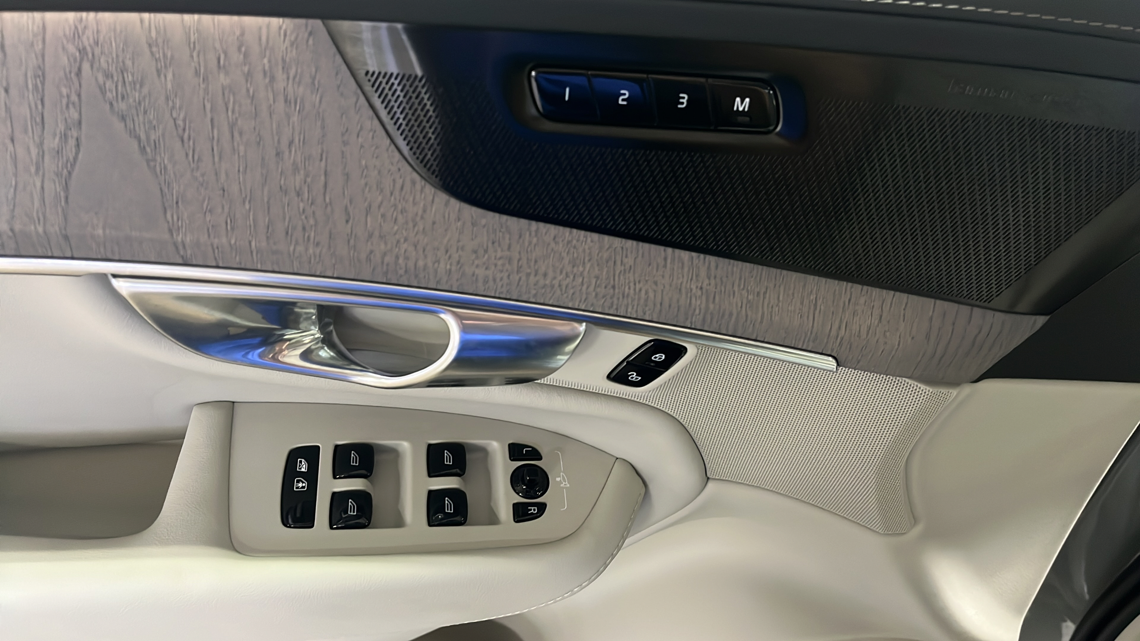New 2026 Volvo XC90 B6 Ultra w/ Protection Package AWD/4WD image 13
