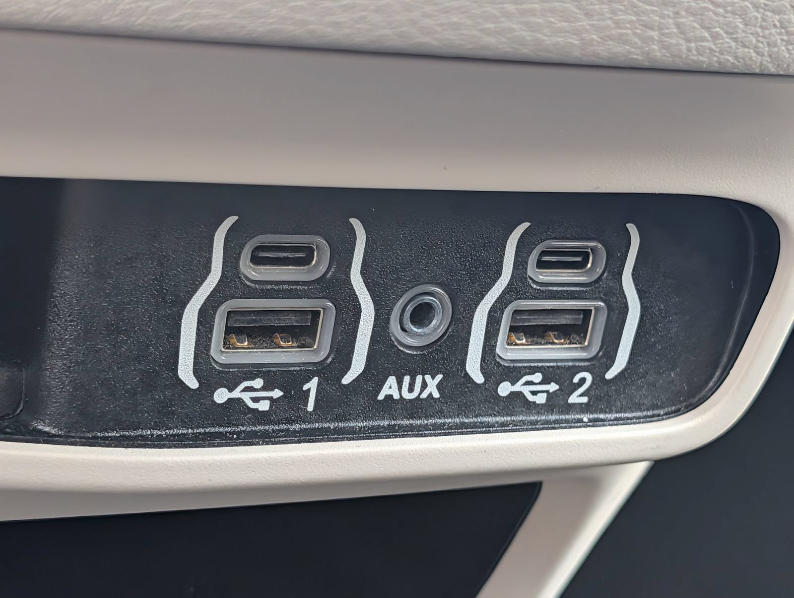 Used 2023 Chrysler Voyager LX FWD image 8