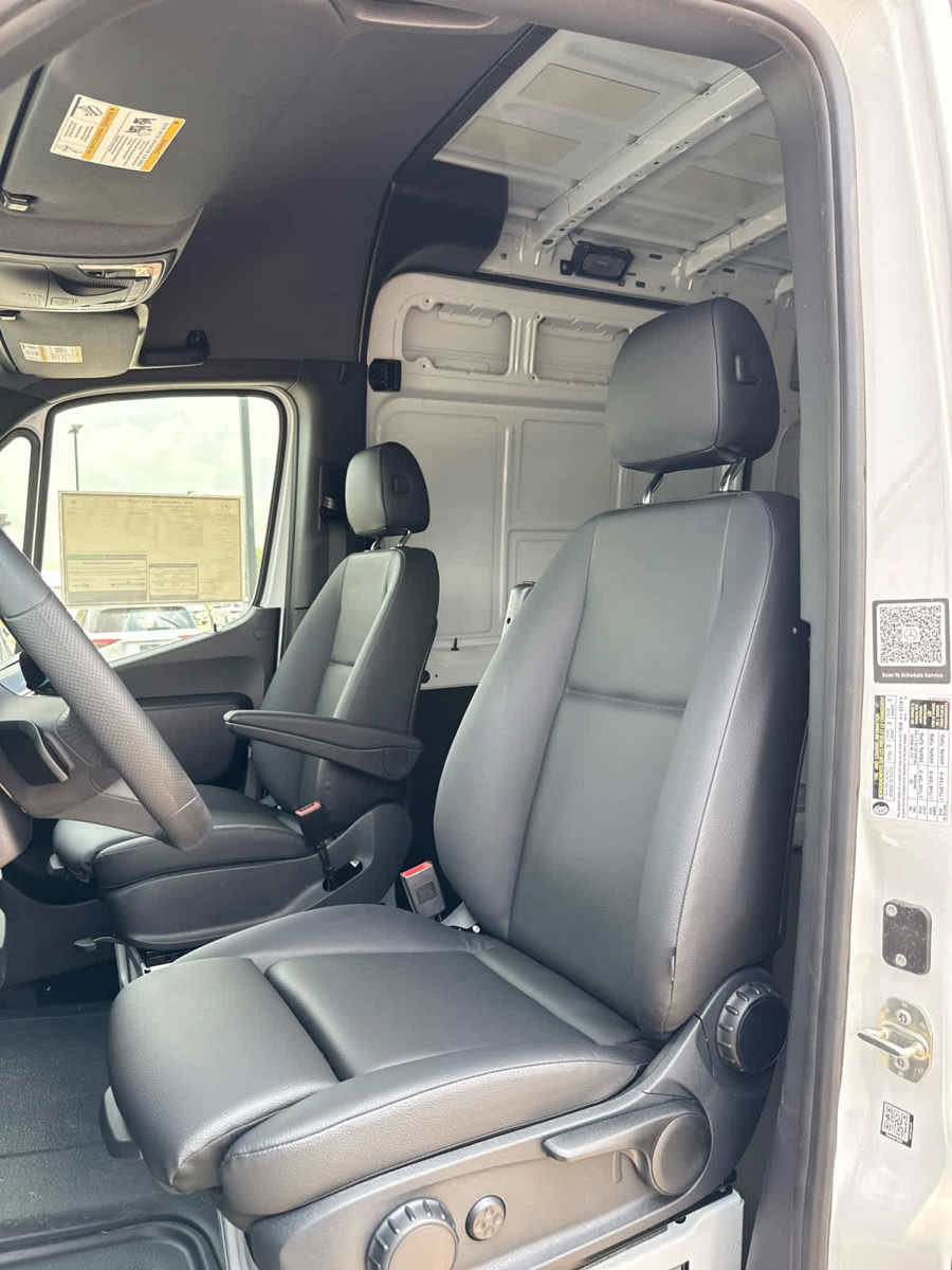 Used 2025 Mercedes-Benz Sprinter 2500 image 23