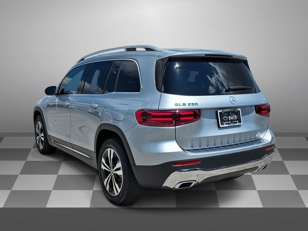 Used 2026 Mercedes-Benz GLB 250 4MATIC image 4
