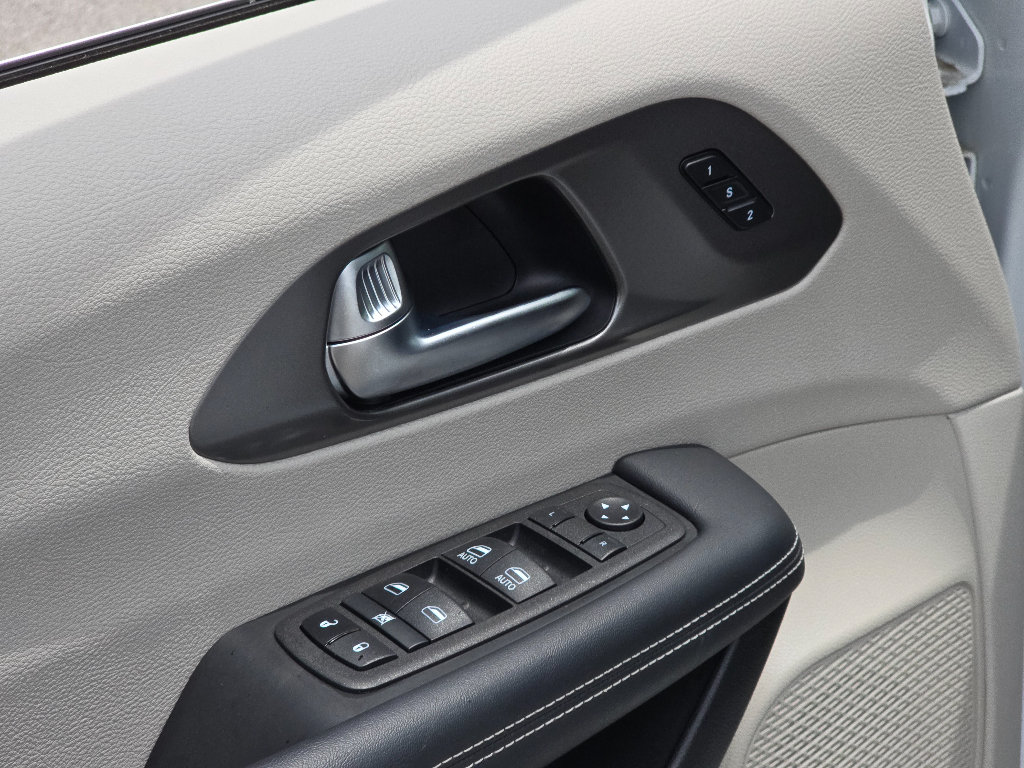 Used 2023 Chrysler Pacifica Touring-L AWD/4WD image 21