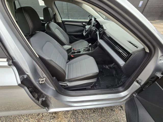 Used 2025 Volkswagen Jetta SE image 15