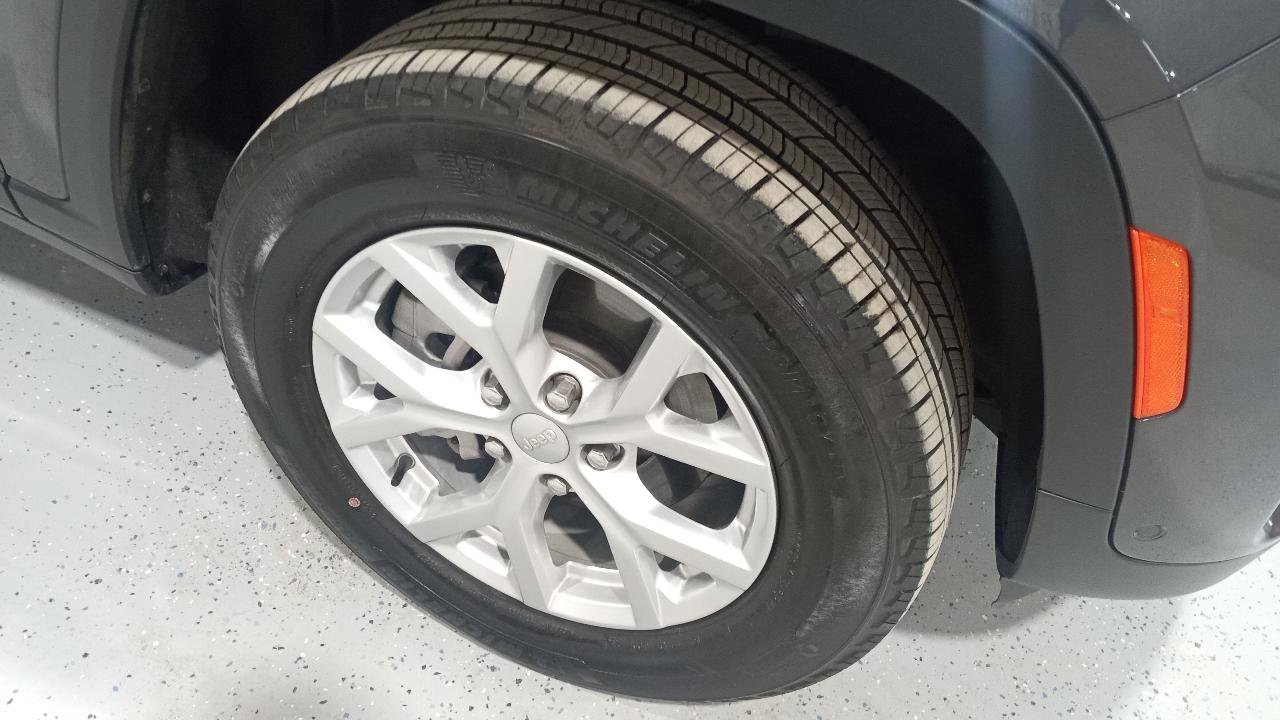 Used 2023 Jeep Grand Cherokee Limited w/ Luxury Tech Group II image 2