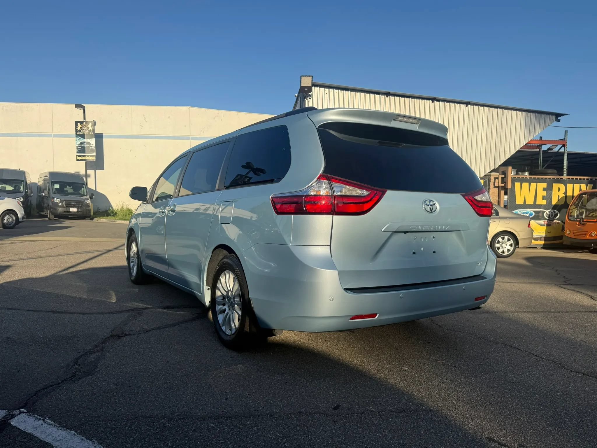 Used 2017 Toyota Sienna XLE w/ XLE Navigation Package FWD image 3