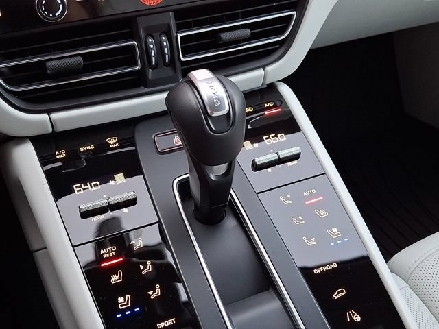 Certified 2026 Porsche Macan AWD/4WD image 18