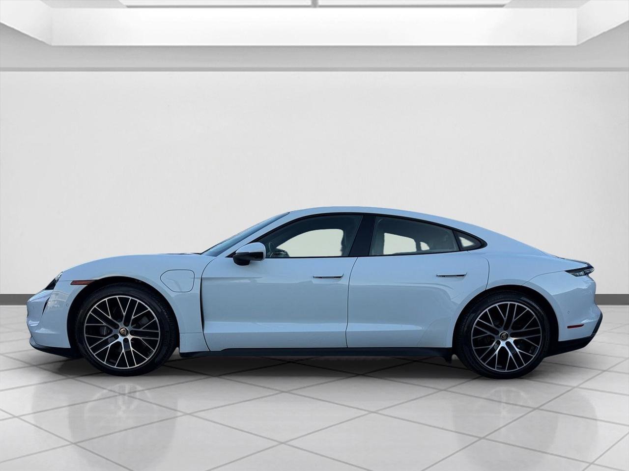 Used 2022 Porsche Taycan image 4