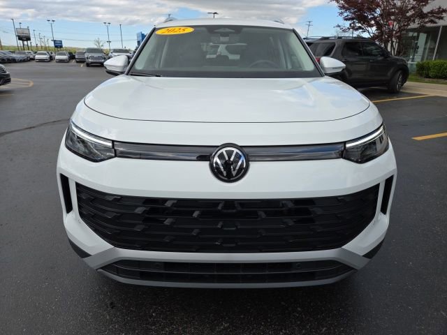 Used 2025 Volkswagen Tiguan SE AWD/4WD image 2