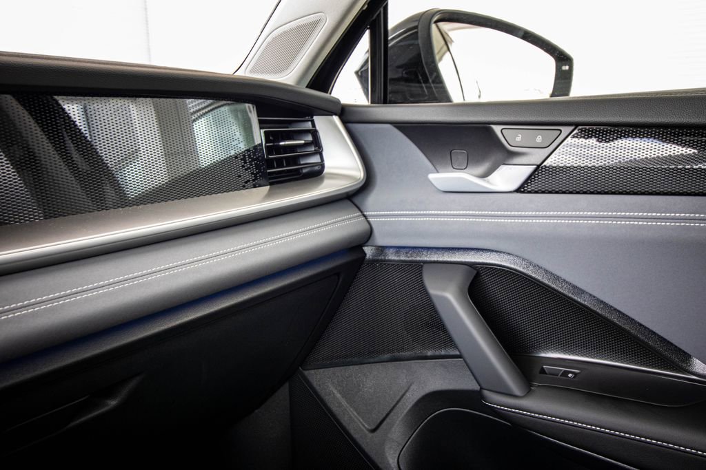 New 2026 Volkswagen Tiguan SE FWD image 32