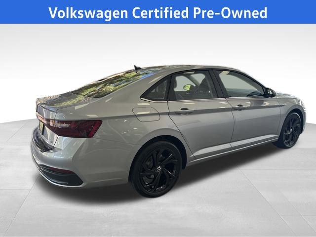 Certified 2025 Volkswagen Jetta SE w/ Sunroof Package image 9