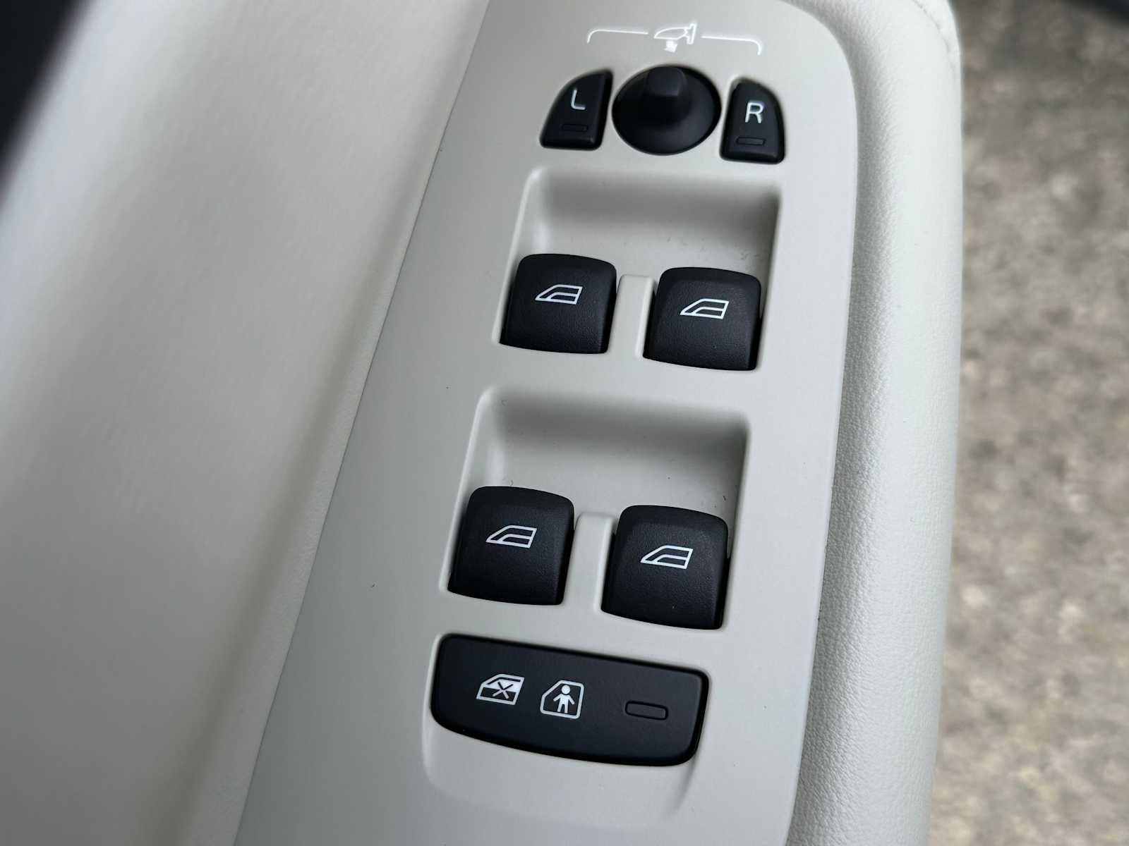 Certified 2024 Volvo XC60 T8 Plus w/ Protection Package Premier image 21