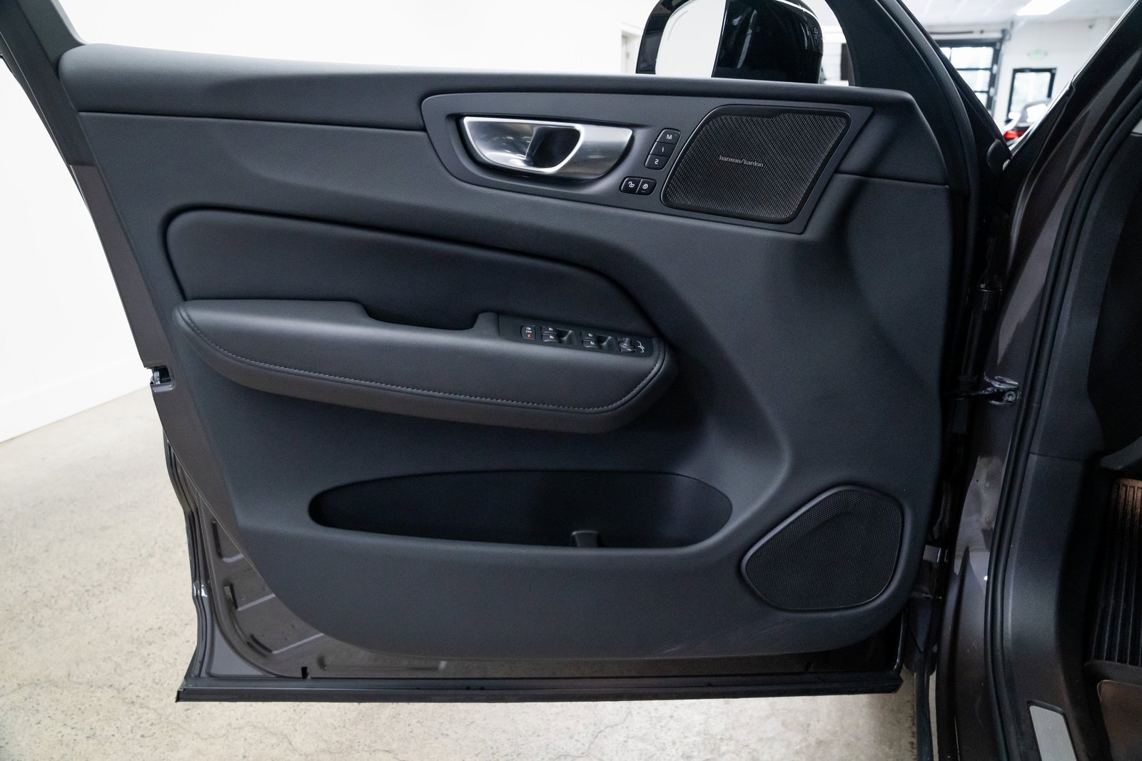 Used 2024 Volvo XC60 T8 Plus w/ Protection Package Premier image 17