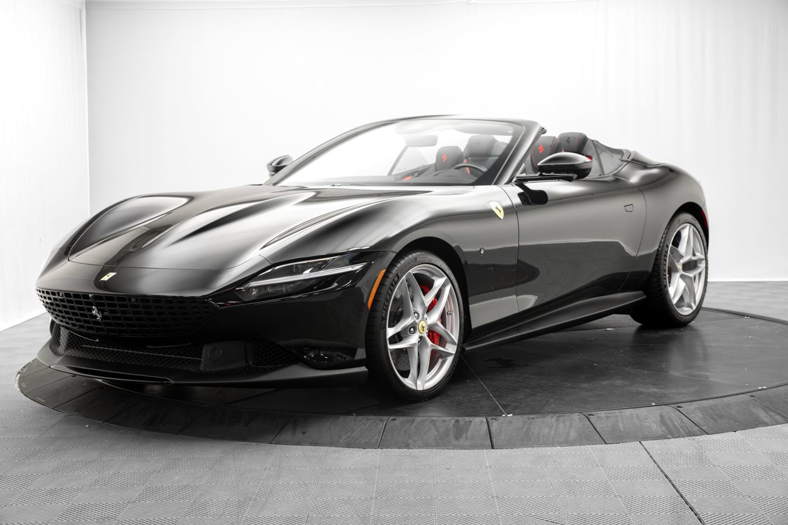 Used 2026 Ferrari Roma Spider RWD image 3