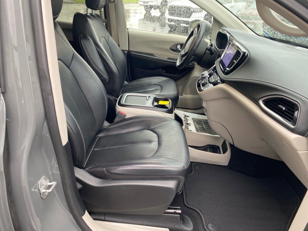 Used 2022 Chrysler Pacifica Touring-L image 26