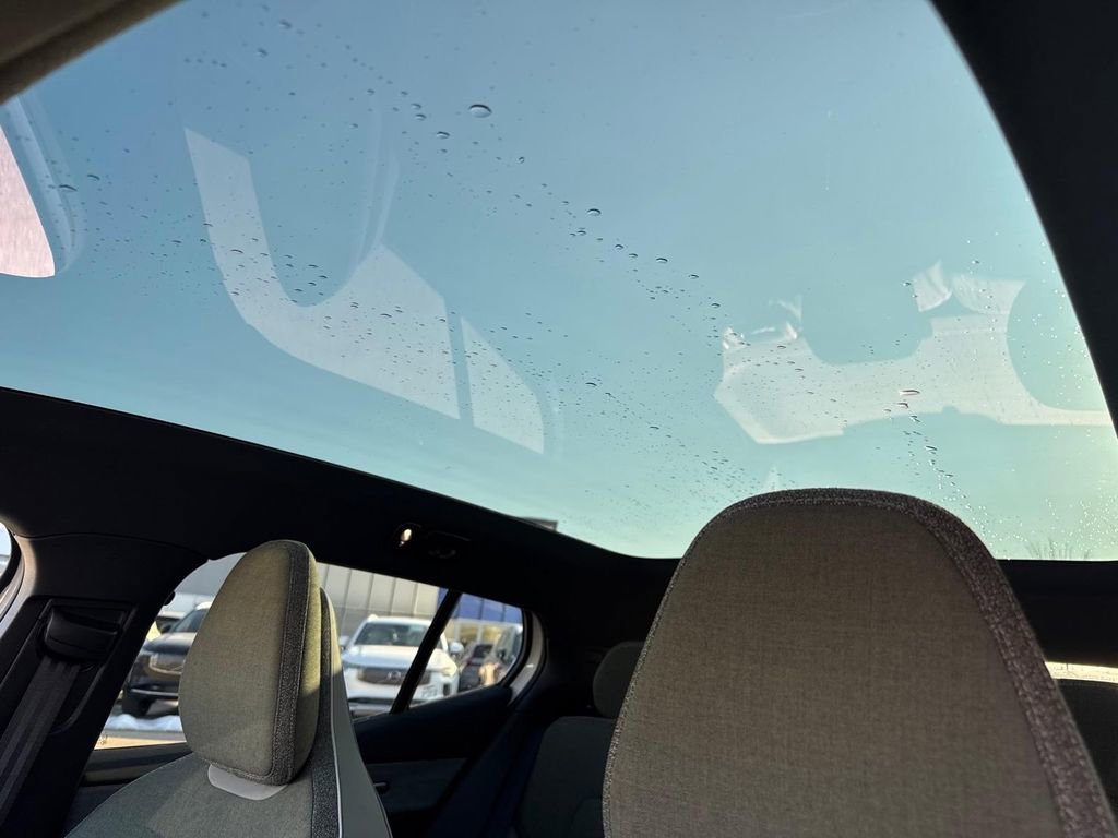 Certified 2025 Volvo EX30 Plus w/ Protection Package Premier image 7