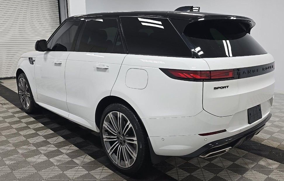 Used 2025 Land Rover Range Rover Sport Dynamic SE AWD/4WD image 2