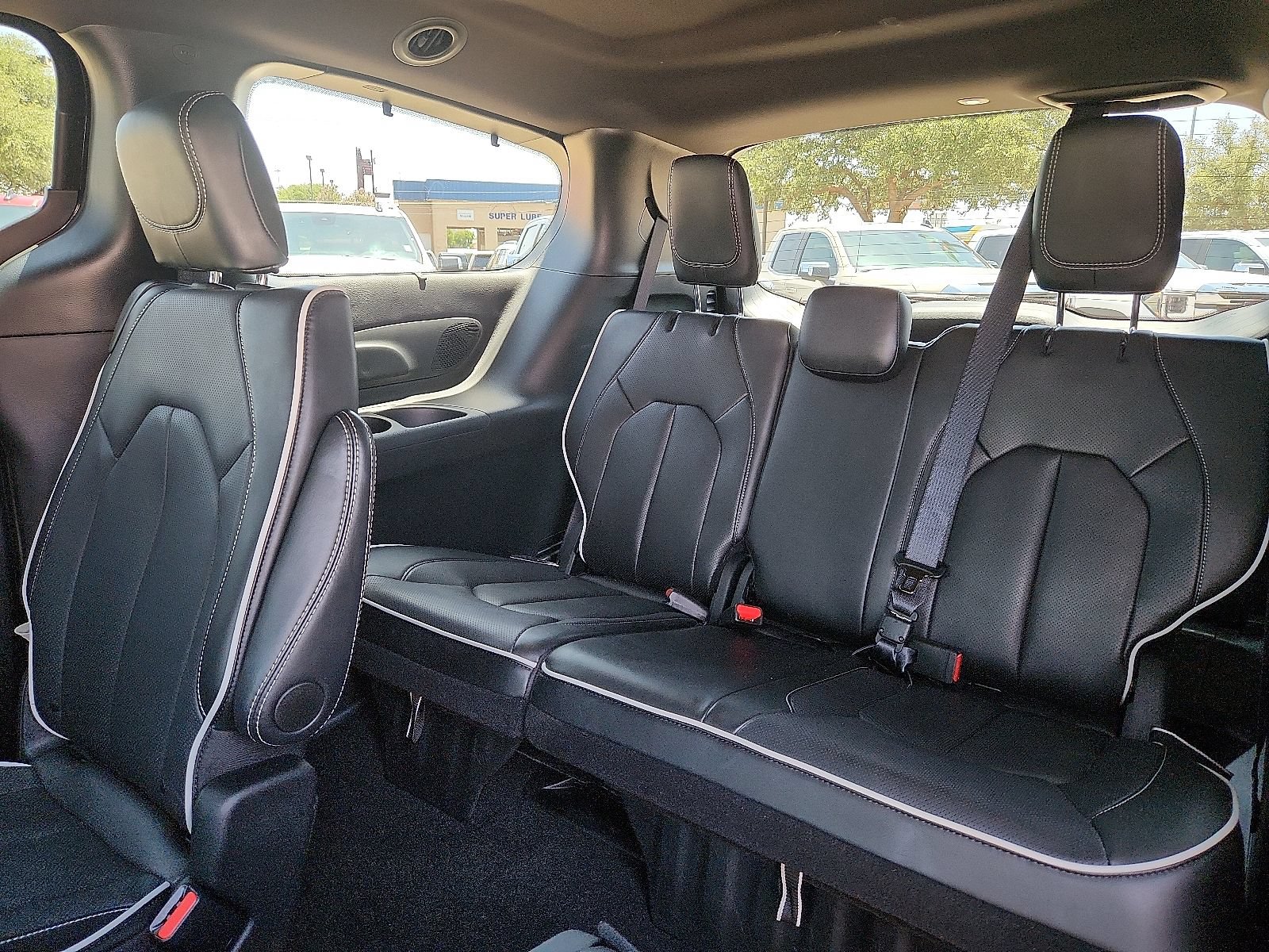 Used 2025 Chrysler Pacifica Limited FWD image 11