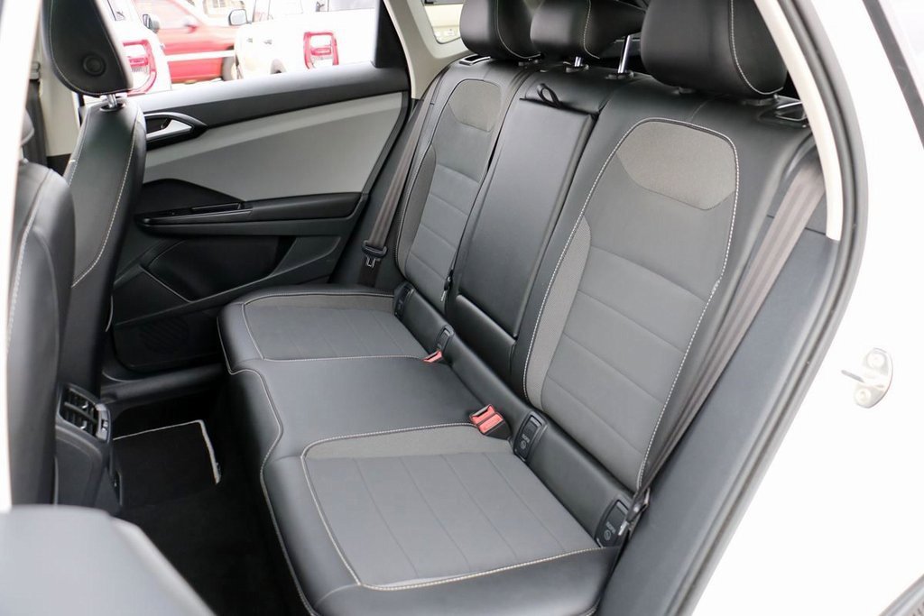 Used 2023 Volkswagen Taos SE w/ Panoramic Sunroof Package image 20