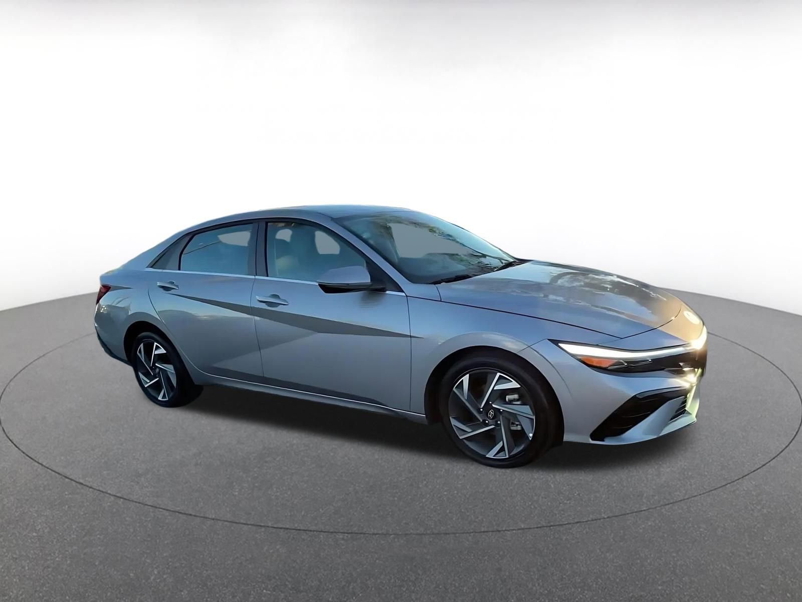 Used 2025 Hyundai Elantra Limited image 2