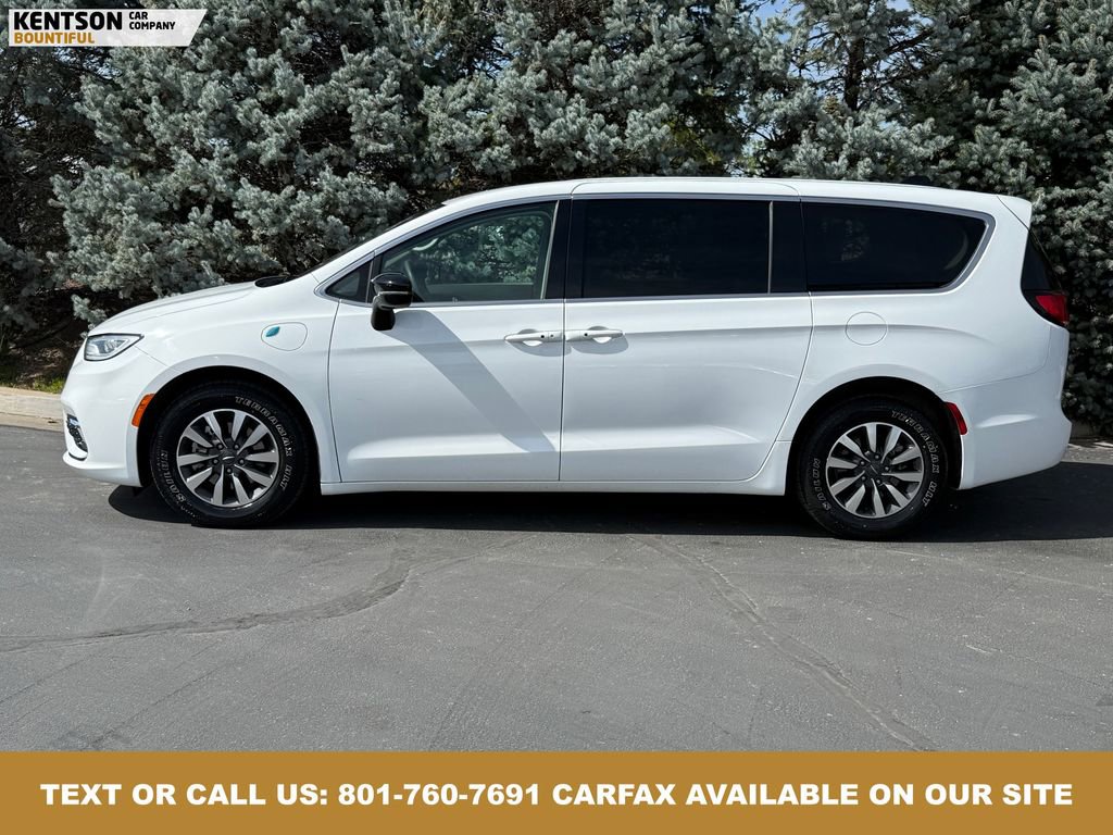 Used 2024 Chrysler Pacifica Select image 4