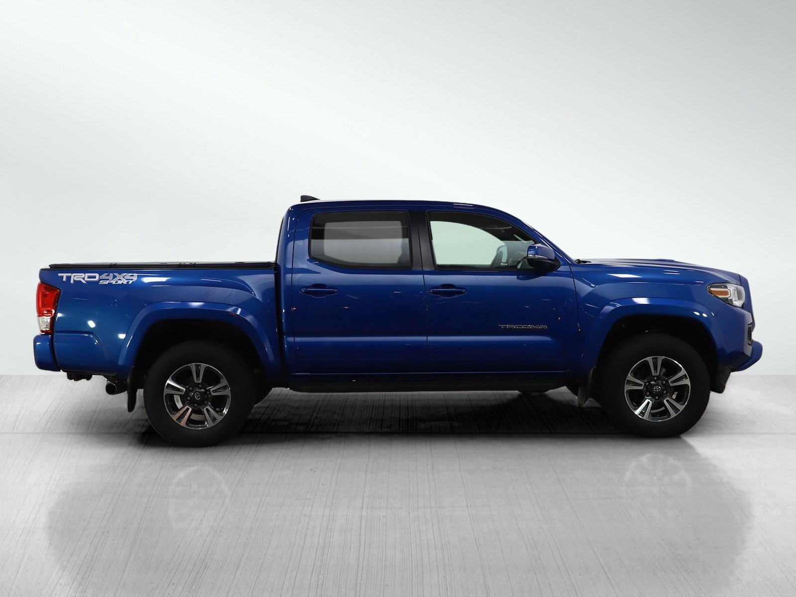 Used 2017 Toyota Tacoma TRD Sport w/ Tow Package (A/T) image 6