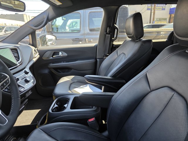 Used 2025 Chrysler Pacifica Select image 2
