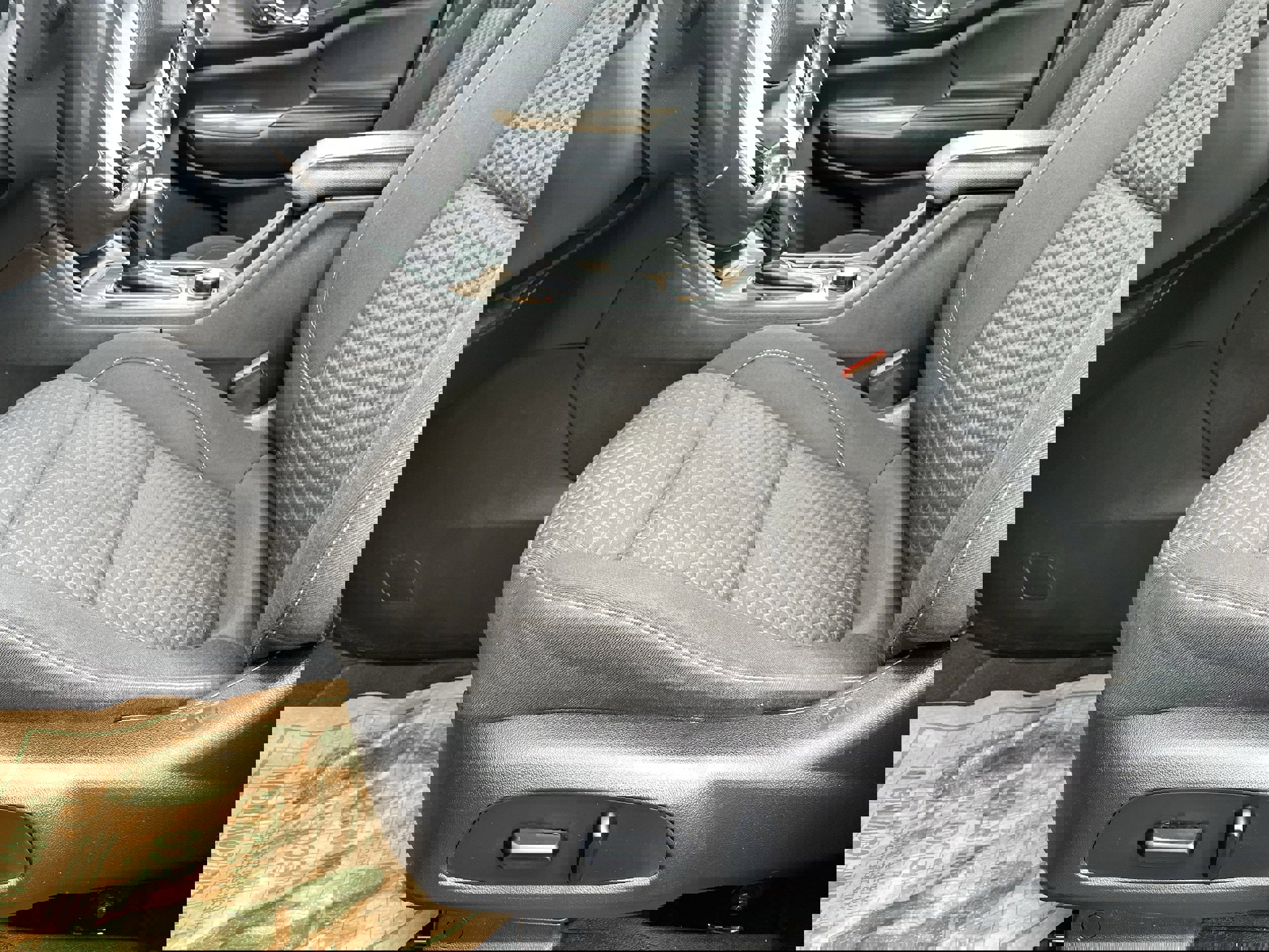 Used 2019 GMC Acadia SLE image 28