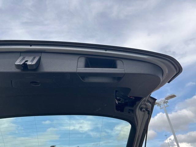 Used 2019 Volkswagen Tiguan SE w/ Panoramic Sunroof Package FWD image 12