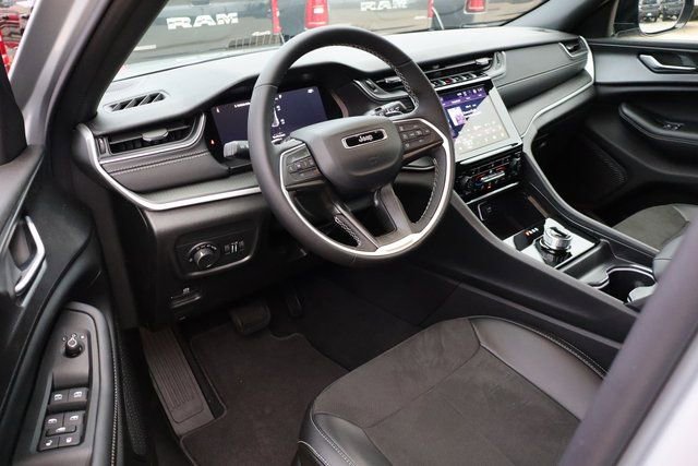 New 2025 Jeep Grand Cherokee Altitude image 11