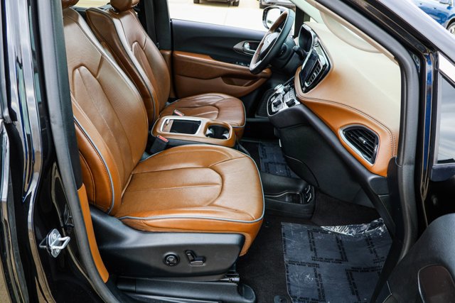 Used 2018 Chrysler Pacifica Limited image 29
