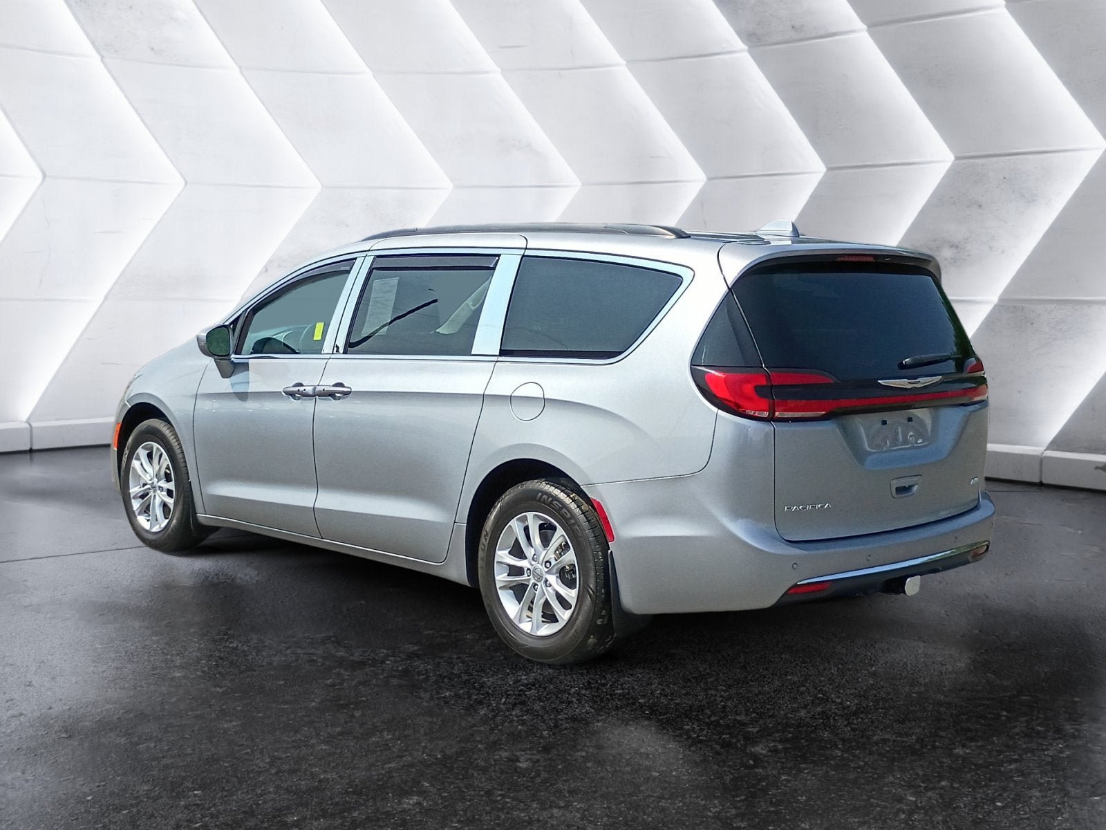 Used 2021 Chrysler Pacifica Touring AWD/4WD image 4