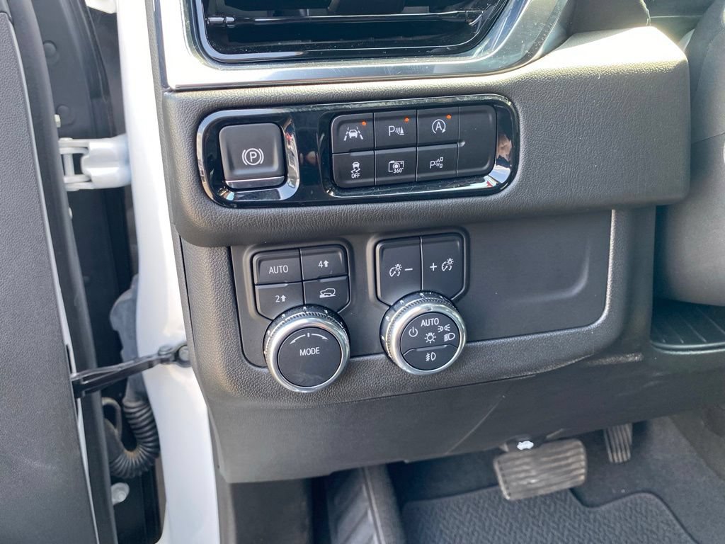 Used 2025 GMC Yukon XL Denali AWD/4WD image 18