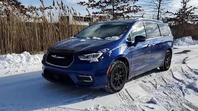 Used 2021 Chrysler Pacifica Touring-L FWD image 3