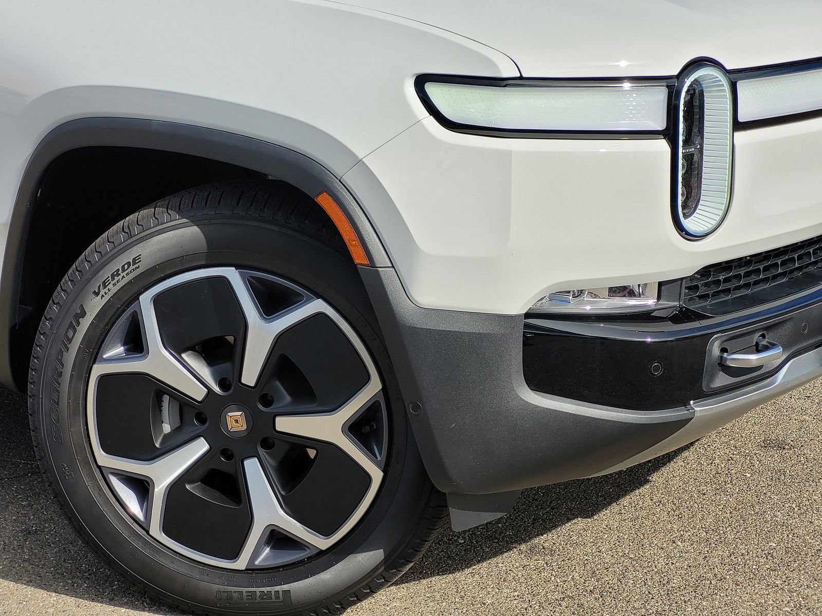 Used 2023 Rivian R1T Adventure image 3