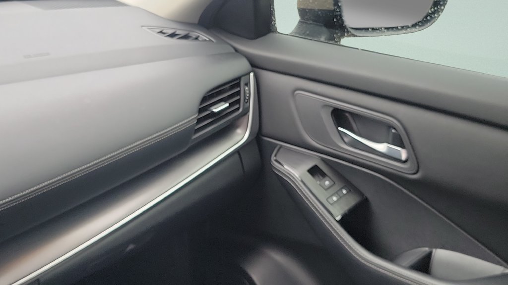Used 2024 Nissan Rogue SV FWD image 12