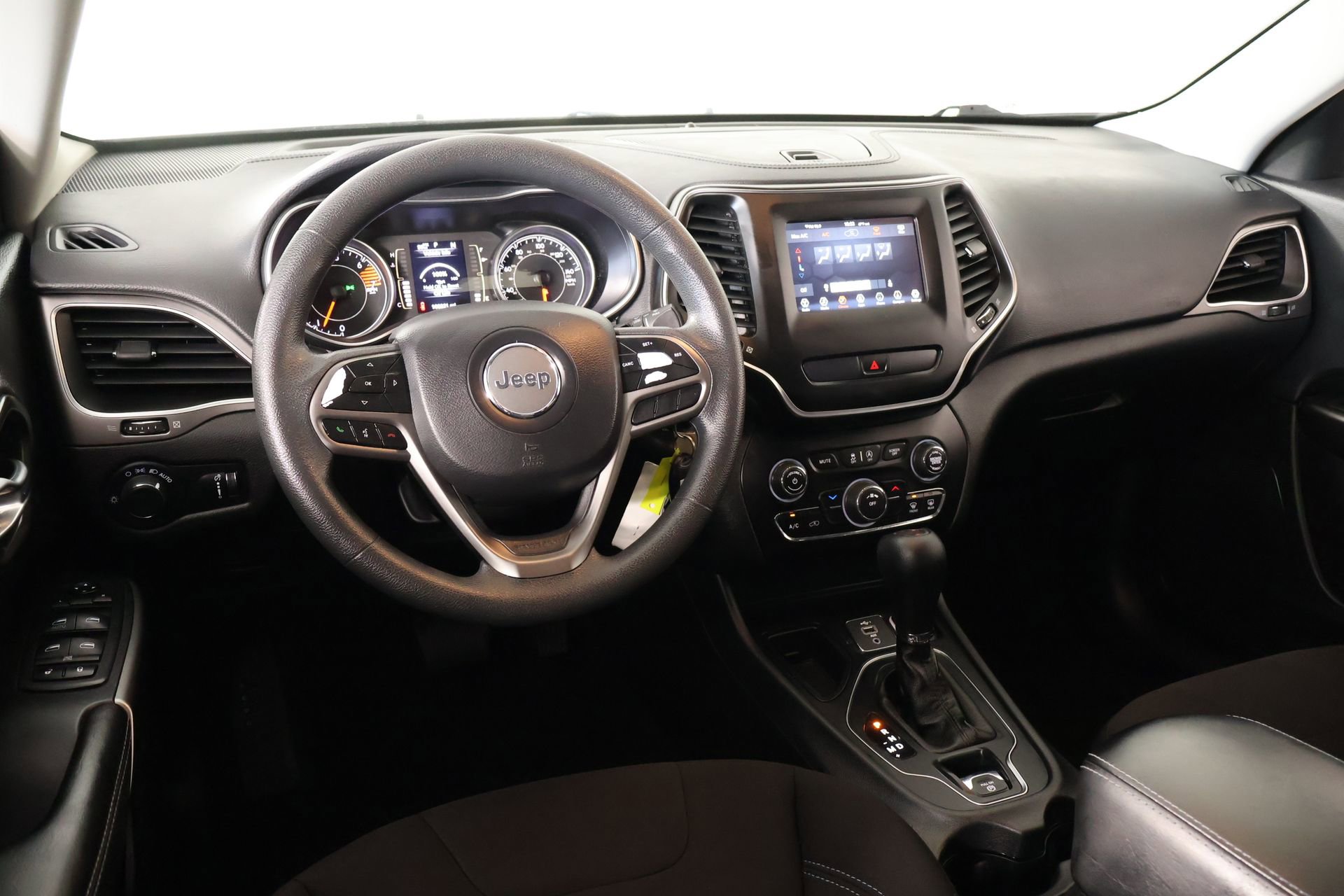 Used 2020 Jeep Cherokee Latitude FWD image 2