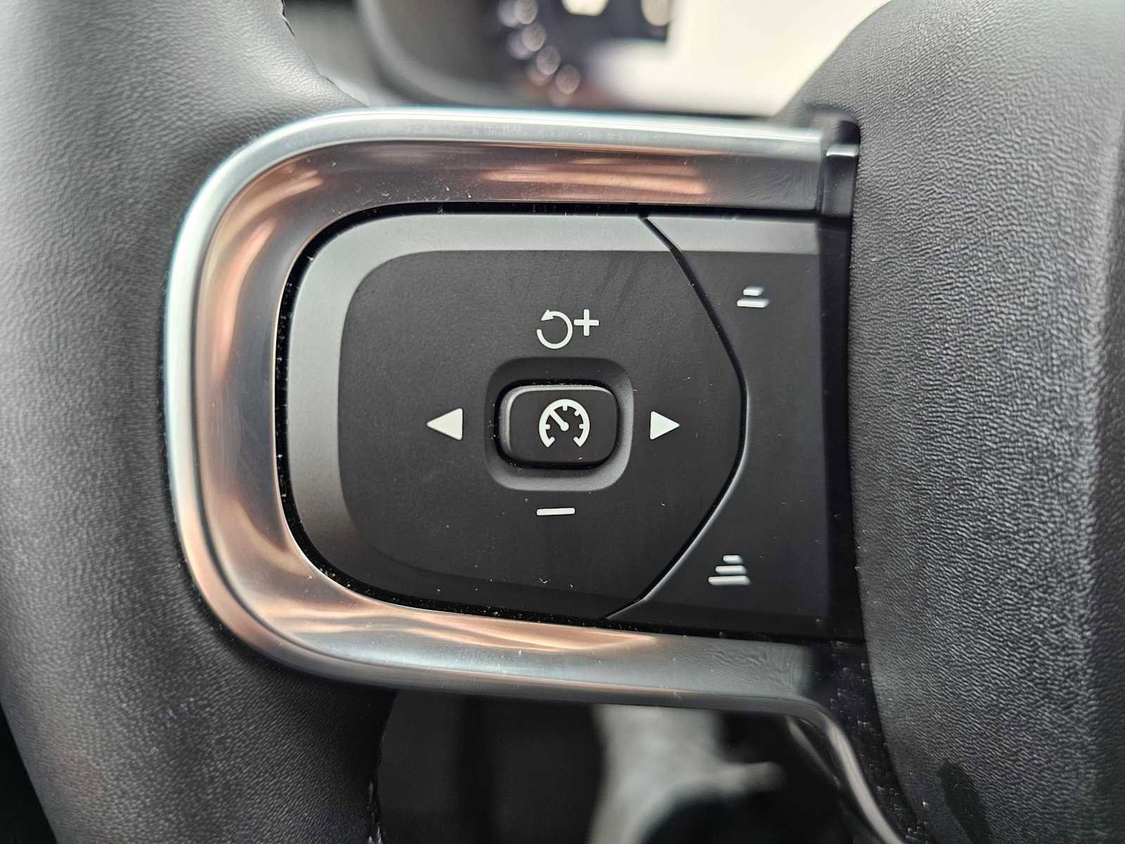 Certified 2025 Volvo XC40 B5 Core w/ Protection Package Premier image 37