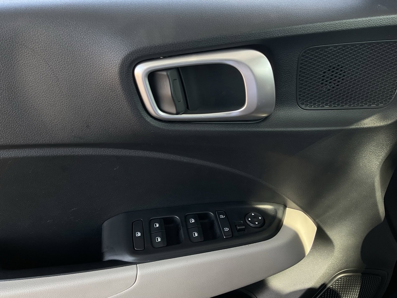 Used 2025 Hyundai Venue SEL FWD image 26