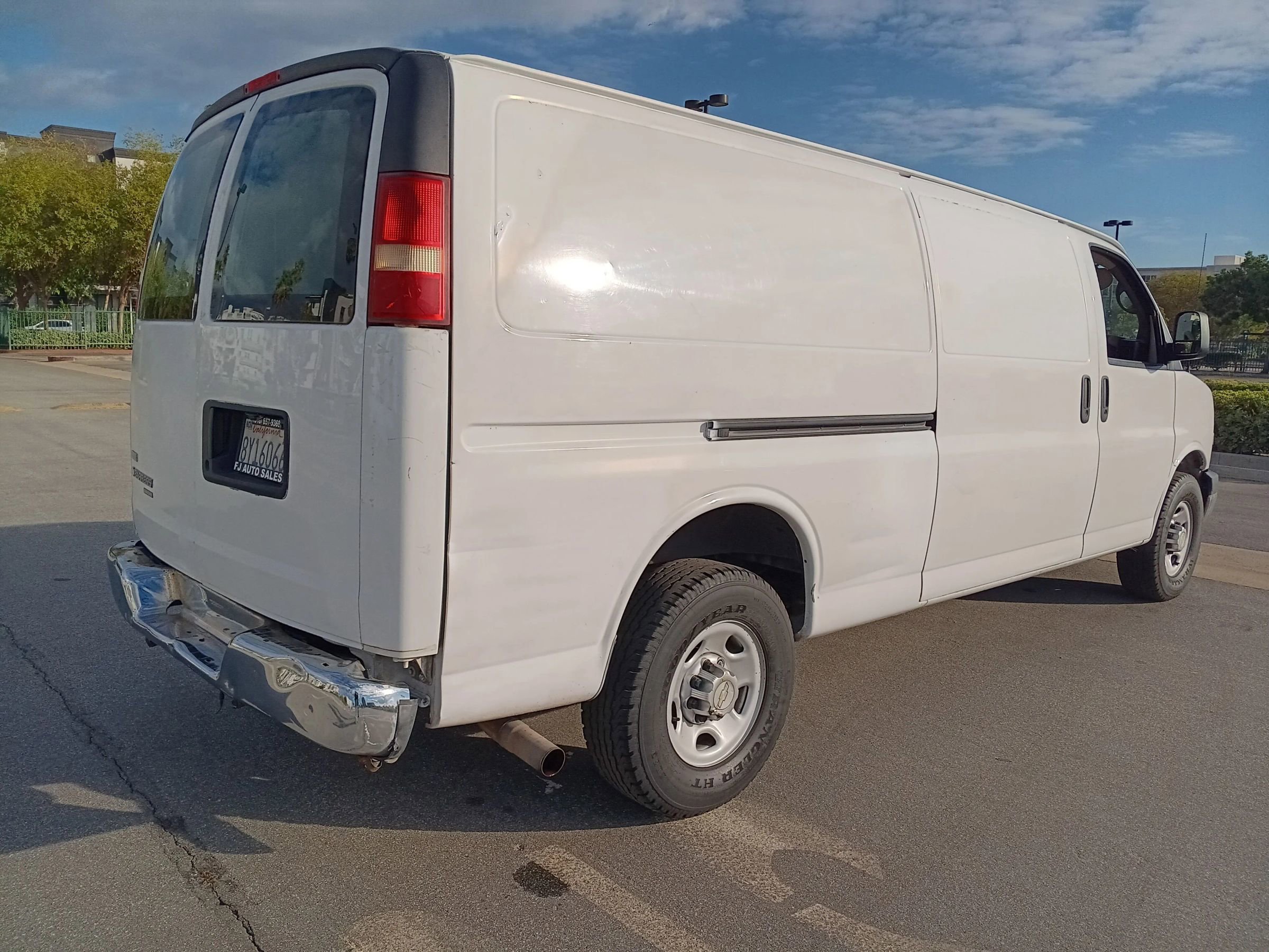 Used 2011 Chevrolet Express 2500 Extended Van 3D w/ Power Package image 9